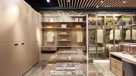 Texto imagem: Guarda-roupas planejados se encaixam perfeitamente em qualquer espaço – Créditos foto: Rogério Vaz